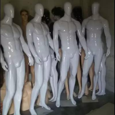 نقش رنگها و نورپردازی در تقویت تاثیر رگالها و مانکنها