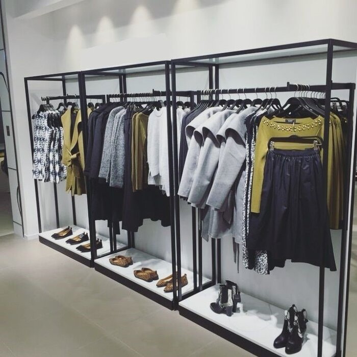 ویژگی‌های یک رگال مناسب برای فروشگاه کفش و کیف- رگال محمدی