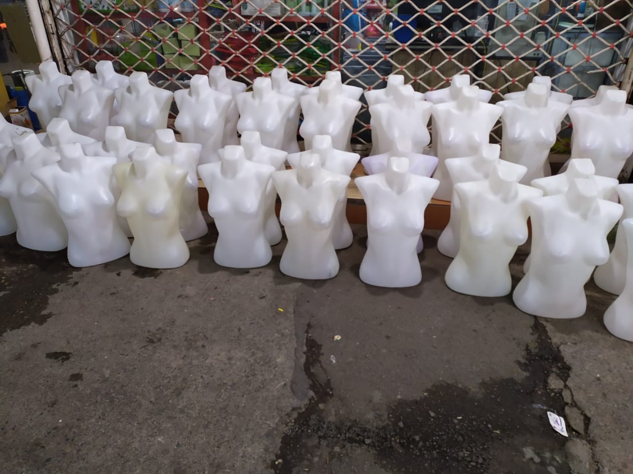 راهنمای انتخاب و خرید مانکن پا برای فروشگاه‌ها - رگال محمدی